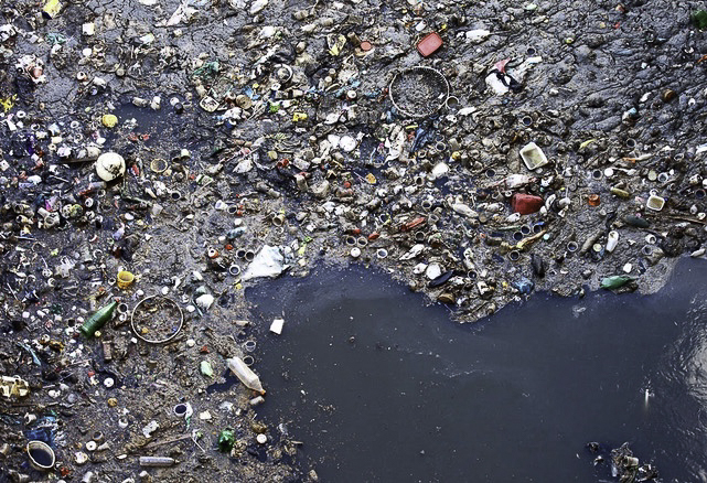 124-05-e-garbage-floating