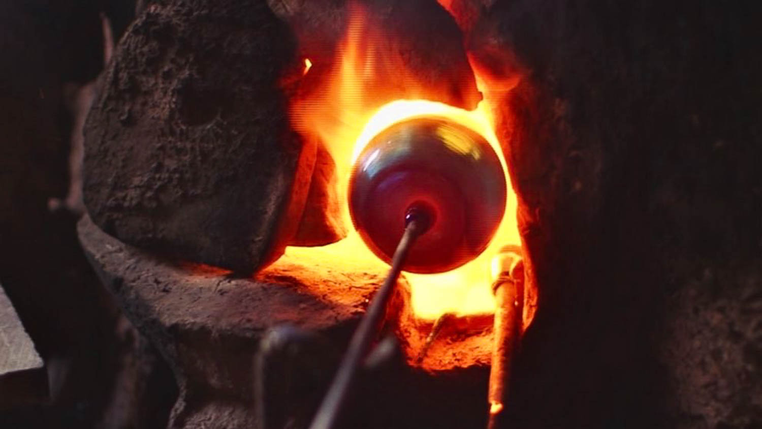 138-10-afghanistan-glassblower-ian-pannell-05-abc-jc-180718_hpEmbed_16x9_992